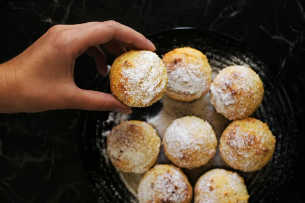 Female Hand Holding Muffin Top View Close — Foto de Stock