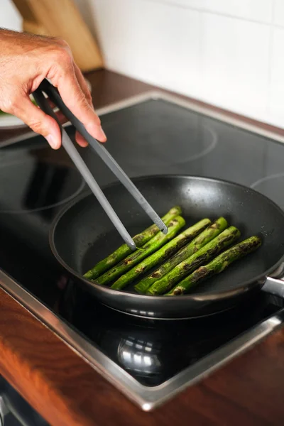 Man Frying Asparagus Frying Pan Stove Close — ストック写真