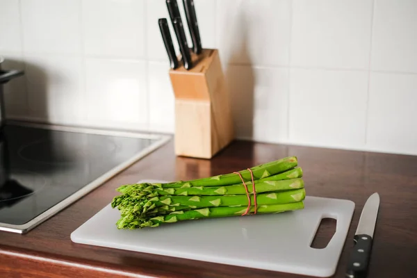 Fresh Asparagus Cutting Board Kitchen Close Healthy Eating Vegan — стоковое фото