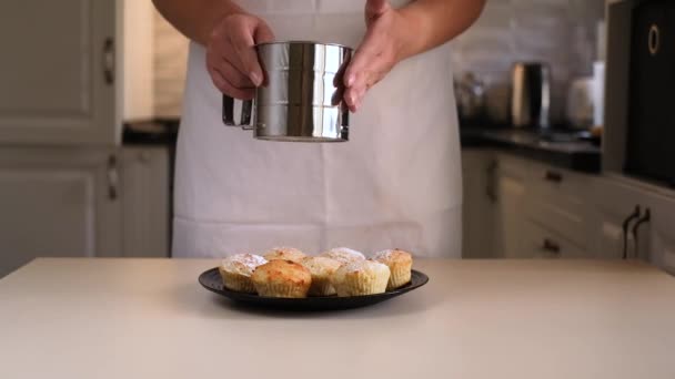 Vrouw Strooit Cupcakes Met Poedersuiker Keuken Close Chef Kok Bereidt — Stockvideo