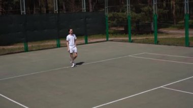 Tenis koçu tenis maçında koçluk yapıyor.