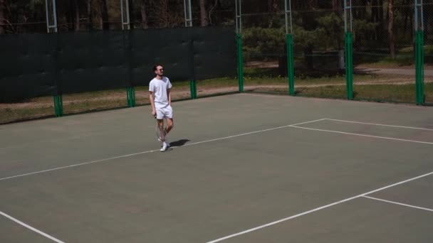 Tennis Coach Serving Balls Coaching Game Tennis — стоковое видео