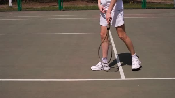 Чоловічий Спортсмен Робить Вправи Корті Перш Ніж Грати Теніс — стокове відео