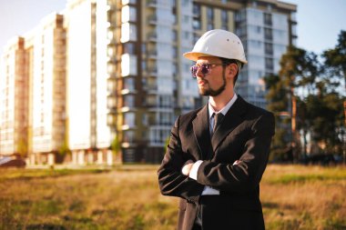 Bir inşaat mühendisi inşa edilmiş evi inceler ve teknik planla karşılaştırır.