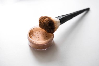 beyaz arkaplan görünümünde fırça ve mineral gevşek toz