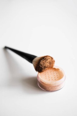 beyaz arkaplan görünümünde fırça ve mineral gevşek toz