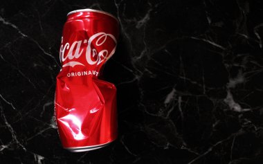 Metal kutular dolusu Coca-Cola gazozunun geri dönüşümü sorunu. Ukrayna, Ağustos 2022