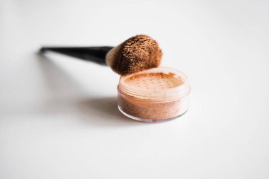 beyaz arkaplan görünümünde fırça ve mineral gevşek toz