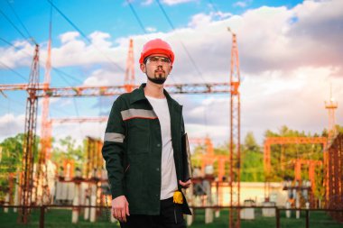 Elektrik santrali mühendisi güvenlik kontrolüyle dolambaçlı yol yapıyor.