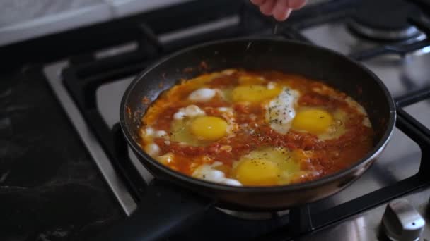 Woman Sprinkles Shakshuka Spices Close Scrambled Eggs Vegetables Frying Pan — Stockvideo