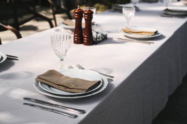 Bir restoranda tatil için sofra kuruyorum. 