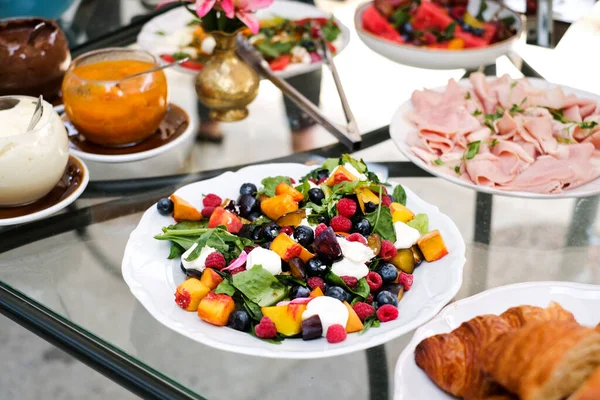 Salade Fruits Sur Table Buffet Avec Viennoiseries — Photo