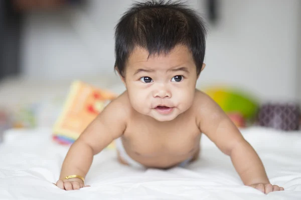 Bebé niña arrastrándose — Foto de Stock