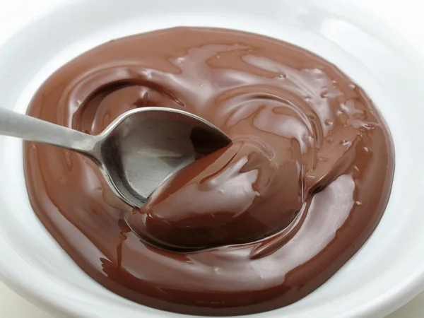 Löffel in einem Pool aus Schokolade — Stockfoto