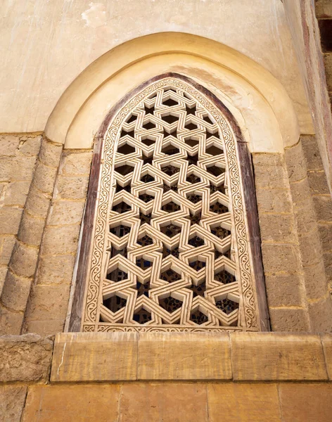 Mamluk era perforated stucco window with geometrical patterns, Qalawun Complex — Stock Photo, Image