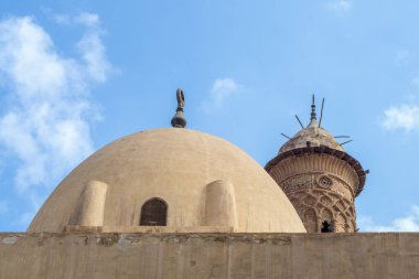 Sultan Al Nassir Qalawun 'un camisindeki kubbe El Zaher Barquq Camii' nin minaresini gözler önüne seriyor, Kahire, Mısır
