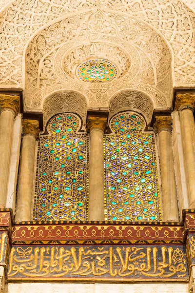 Deux fenêtres en stuc perforé adjacentes cintrées avec des motifs de vitraux colorés, au complexe Qalawun, Le Caire, Égypte — Photo