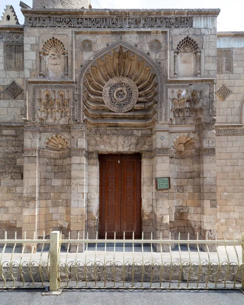 Fatimid dönemi Aqmar Camii 'nin girişi, tüm cephe boyunca bol süslemelerle, Muizz Caddesi, Kahire, Mısır