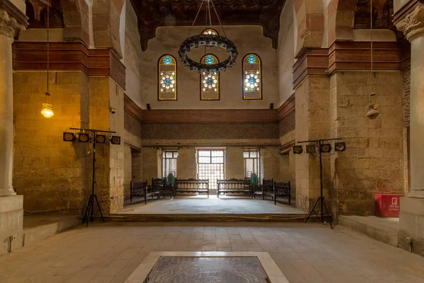 Главный зал дворца Бештак, древний исторический дворец, построенный в эпоху Мамлюка, расположен на улице Муизз, Каир, Египет — стоковое фото
