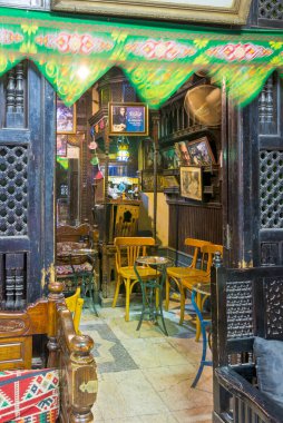 El Fishawi 'nin eski kafesinin içinde, Mamluk Khan al-Khalili pazarında, Kahire, Mısır
