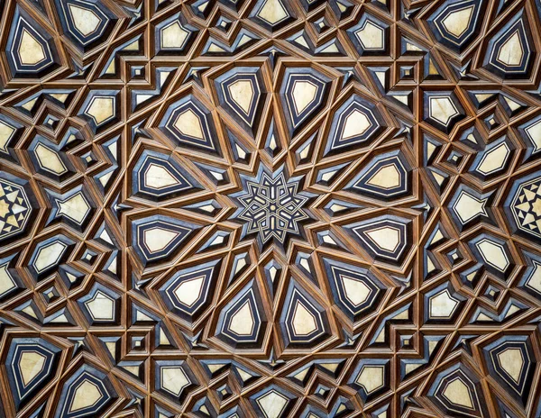 Decoraciones árabes lengua y surco montado, con incrustaciones de marfil y ébano, en Minbar de la mezquita Al Rifai, El Cairo — Foto de Stock
