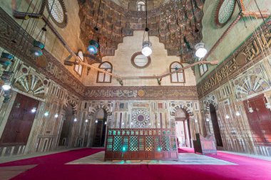 Mamluk Camii 'ndeki anıt mezar ve renkli mermer mozaikli Sultan Hasan' ın Madrasa 'sı ve oymalı Kahire yazıtları.
