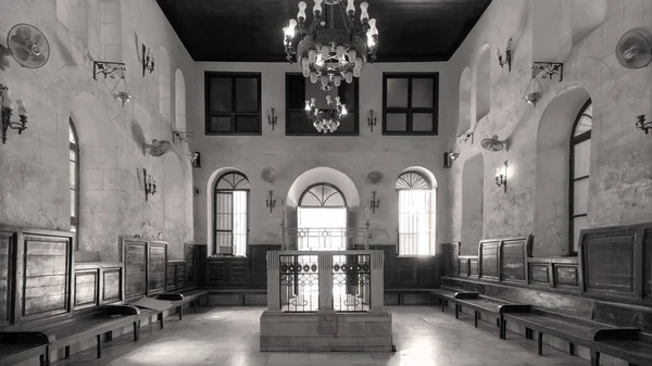 Interior blanco y negro de la histórica sinagoga judía de Maimónides o sinagoga Rav Moshe con altar en frente, El Cairo Egipto — Foto de Stock