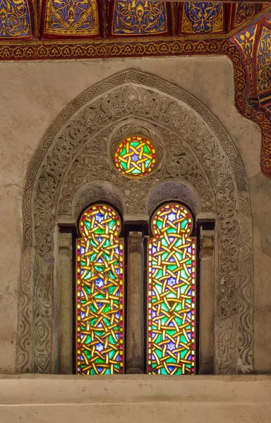 Dos ventanas de arco de estuco perforadas adyacentes con patrones de vidrieras de colores, en el complejo Qalawun, El Cairo, Egipto —  Fotos de Stock