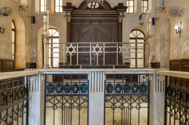 Tarihi Yahudi Maimonides Sinagogu ya da Rav Moshe Sinagogu sunağı, en uçtaki tahta girişli, Kahire, Mısır