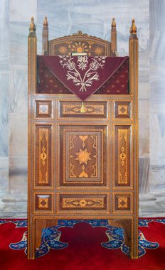 Osmanlı Fatih Camii, İstanbul ve Türkiye 'de Kuran okumak için antik ahşap tezgah süslendi