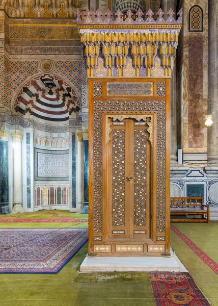 Minbar puerta con decoraciones arabescas lengua y ranura montada, con incrustaciones de marfil y ébano, mezquita de Rifaii, Egipto — Foto de Stock