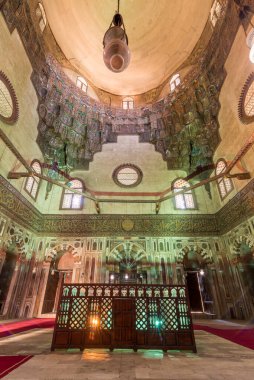 Mamluk Camii 'ndeki anıt mezar ve renkli mermer mozaikli Sultan Hasan' ın Madrasa 'sı ve oymalı Kahire yazıtları.