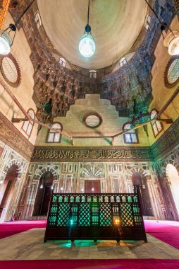 Mamluk Camii 'ndeki anıt mezar ve renkli mermer mozaikli Sultan Hasan' ın Madrasa 'sı ve oymalı Kahire yazıtları.