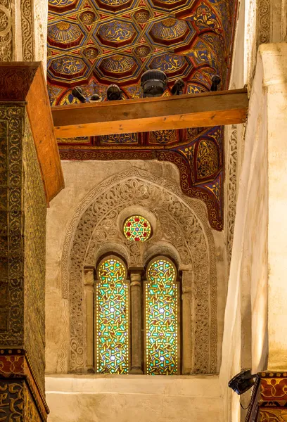 Twee aangrenzende geperforeerde stucwerk gebogen ramen met kleurrijke glas-in-loodramen, in Qalawun complex, Cairo, Egypte — Stockfoto