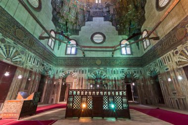 Mamluk Camii 'ndeki anıt mezar ve renkli mermer mozaikli Sultan Hasan' ın Madrasa 'sı ve oymalı Kahire yazıtları.