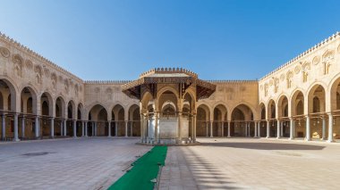 Sultan al Muayyad 'ın tarihi camii, kemerli koridorları, Kahire, Mısır' daki Arınma Çeşmesi arabuluculuğu avlusu