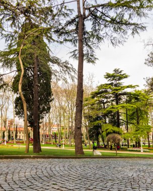 Bahar zamanı Gülhane Parkı, bazalt fayansları ve yeşil ağaçlarla, Sultan Ahmet ilçesi, İstanbul, Türkiye
