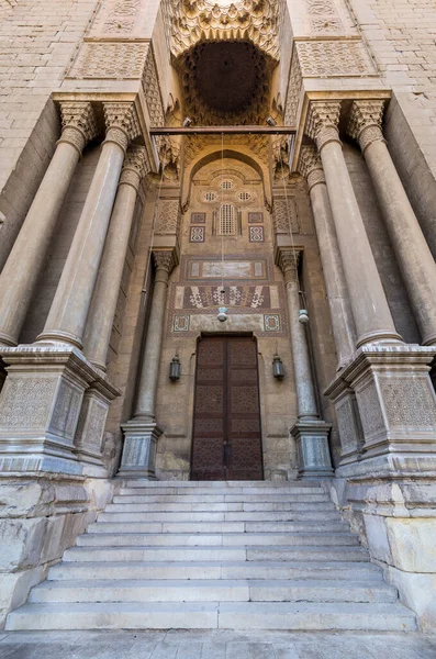 나무로 된 문 과 대리석 기둥이 새겨져 있는 벽돌 석벽, 알 라파 이 모스크 — 스톡 사진