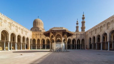 Sultan al Muayyad camiinin avlusunda, kemerli koridorlar, kubbe ve minareler, Kahire, Mısır