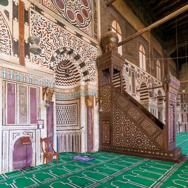 Mármol de pared con Mihrab grabado, y Minbar de madera, en la época mameluca Mezquita del Sultán al Muayyad, El Cairo Antiguo, Egipto — Foto de Stock