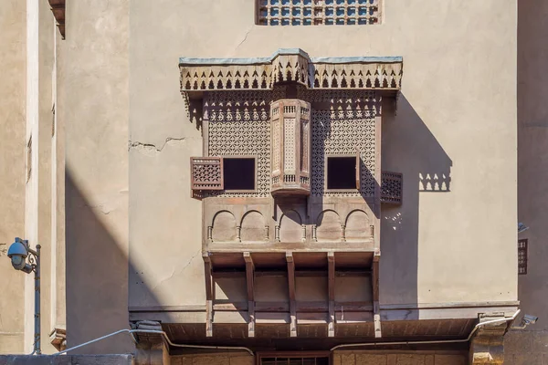 Mamluk era style oriel windows with interleaved wooden grid - Mashrabiya, on shabby wall — Stock Photo, Image