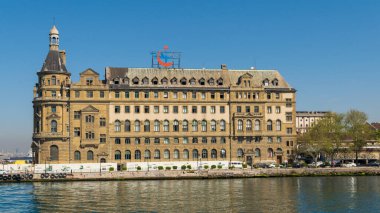 Haydarpaşa Demiryolu Terminali, İstanbul, İstanbul, Türkiye 'nin Kadıköy limanının güneyindeki Boğaz' da yer alıyor.