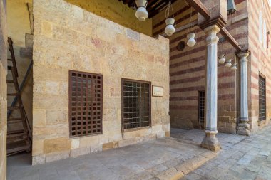 Prens Aq Sunqur 'un mezarı, Aqsunqur Camii' ne eklenmiş diğer adıyla Mavi Cami, Bab El Vezir bölgesi, Eski Kahire, Mısır