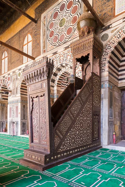 Mármol de pared con Minbar de madera, en la época mameluca Mezquita del Sultán al Muayyad, El Cairo Antiguo, Egipto — Foto de Stock