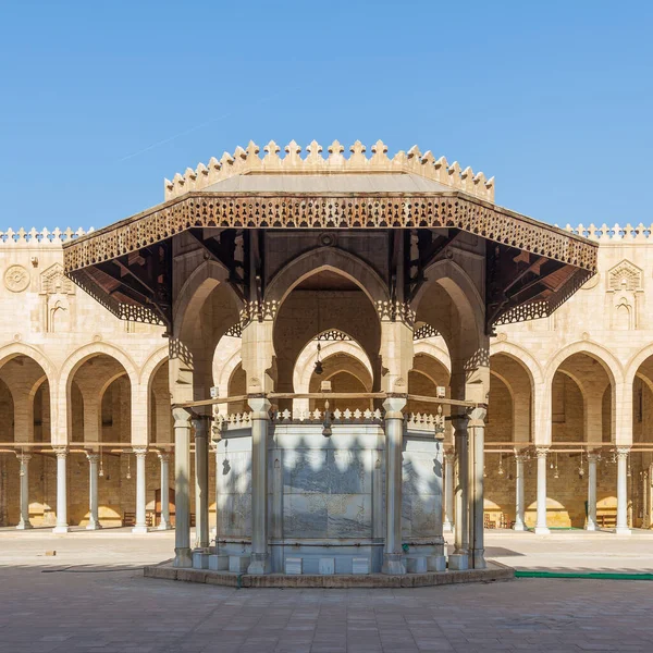 Фонтан Аблюция посреднический двор исторической мечети Султан аль-Муайяд, арочные коридоры, Каир, Египет — стоковое фото