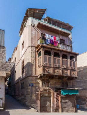 Maşrabiya, Bab El Vezir 'in tarihi Sokkar Evi' nde ahşap ızgaralı Mamluk dönemi tarzı pencere.