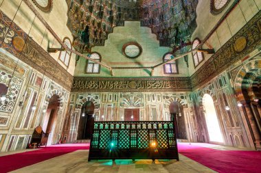 Mamluk döneminin tarihi camii ve renkli mermer mozaikli Sultan Hasan 'ın Madrasa' sı ve Taht Ayetleri, Kahire, Mısır 'ın yazıtları ile anıt mezar odasında arabuluculuk yapmak.