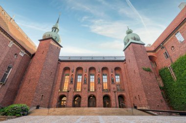 Stockholm City Hall, Swedish: Stadshuset, stands on the eastern tip of Kungsholmen island, next to Riddarfjardens northern shore and facing the islands of Riddarholmen and Sodermalm, Sweden