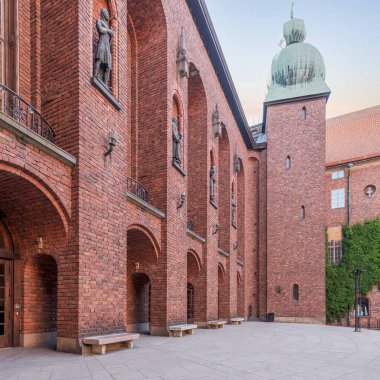 Stockholm Belediye Binası, İsveççe: Stadshuset, Kungsholmen Adası 'nın doğu ucunda, Riddarfjarden' in kuzey kıyısının yanında ve İsveç 'in Riddarholmen ve Sodermalm adalarının karşısında yer almaktadır.