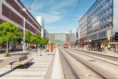 Stockholm, İsveç - 25 Haziran 2022: Stockholm şehir merkezindeki Norrmalm bölgesi, ünlü İsveç mağazası Ahlens, az sayıda yaya ve düşük trafik, güneşli bir yaz gününde